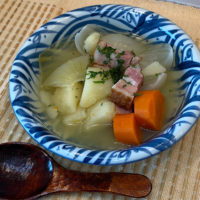 【もじょばあの愛情レシピ】野菜丸ごとたっぷりのコンソメスープ